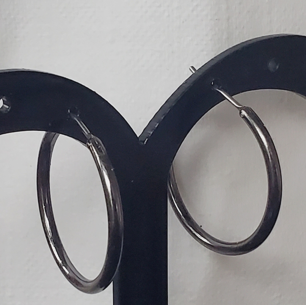 Gorgeous Collectible Dark Tone Hoop Earrings. 🌴